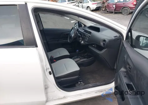 2015 Toyota Prius C Four/One/Three/Two из США, поврежденный, VIN JTDKDTB37F1587130